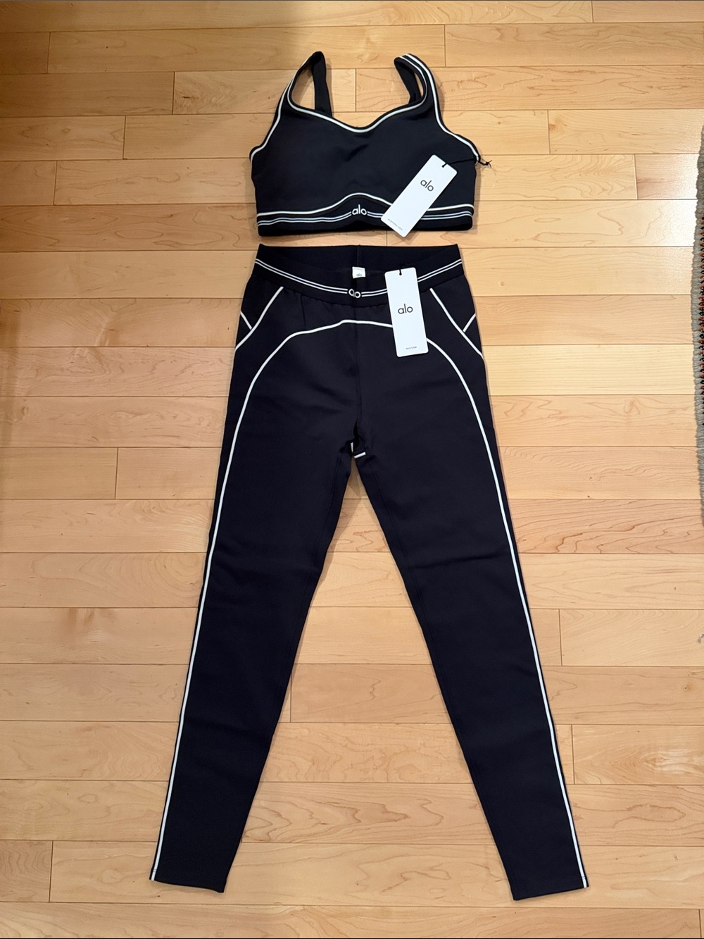 NWT ALO Yoga Airbrush Heart Throb Leggings & Sports Bra Set in black